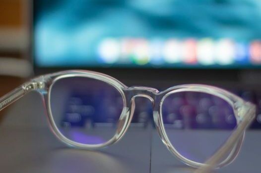 Por qué usar gafas con filtro azul